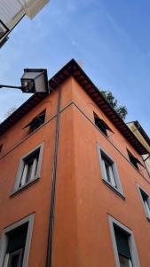 um edifício laranja com janelas do lado em Vicolo San Trifone Cosy House em Roma