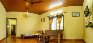 un soggiorno con divano e tavolo di jasmine land homestay a Udupi