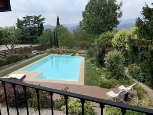 einen Pool in einem Garten mit 2 Stühlen und einer Terrasse in der Unterkunft Casale Riviera in Calvagese della Riviera