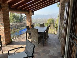 eine Terrasse mit einem Tisch und Stühlen auf dem Balkon in der Unterkunft Casale Riviera in Calvagese della Riviera