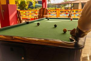 Ein Billardtisch in der Unterkunft L'Hôtel Du Fleuve