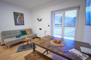 uma sala de estar com uma mesa e um sofá em Apartmány U Rodinky em Lipova Lazne