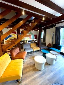 歐波納的住宿－Gîte Tribü，客厅配有桌椅