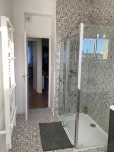 Kúpeľňa v ubytovaní Le Thirty - appt 70m2, centre de Royan & plage