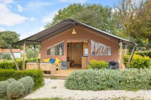 mały dom z czarnym dachem w obiekcie Easyatent Safari tent Polari w Rovinj
