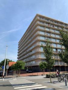 een groot appartementencomplex voor een parkeerplaats bij Vakantie Nieuwpoort Bad in Nieuwpoort