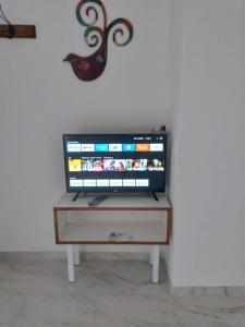 een flatscreen-tv op een dressoir bij La estacion in Tandil