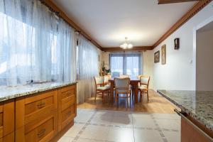 uma cozinha e sala de jantar com mesa e cadeiras em Apartamenty w Gorcach em Nowy Targ