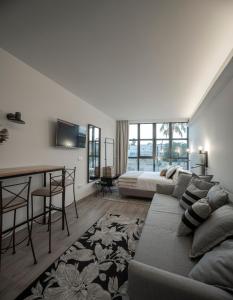 Televízia a/alebo spoločenská miestnosť v ubytovaní Apartamentos Rosa Velázquez