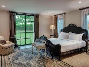 Postel nebo postele na pokoji v ubytování Mövenpick Resort Khao Yai