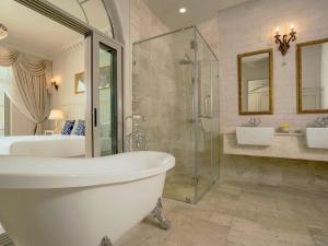 Koupelna v ubytování Mövenpick Resort Khao Yai