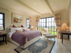 Postel nebo postele na pokoji v ubytování Mövenpick Resort Khao Yai