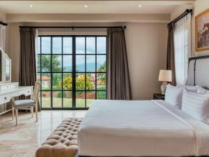 Postel nebo postele na pokoji v ubytování Mövenpick Resort Khao Yai