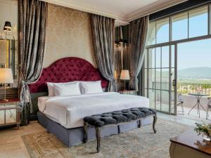Postel nebo postele na pokoji v ubytování Mövenpick Resort Khao Yai