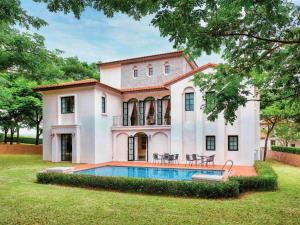Bazén v ubytování Mövenpick Resort Khao Yai nebo v jeho okolí