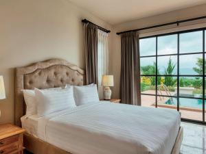 Postel nebo postele na pokoji v ubytování Mövenpick Resort Khao Yai