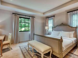 Postel nebo postele na pokoji v ubytování Mövenpick Resort Khao Yai