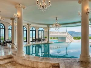 Bazén v ubytování Mövenpick Resort Khao Yai nebo v jeho okolí