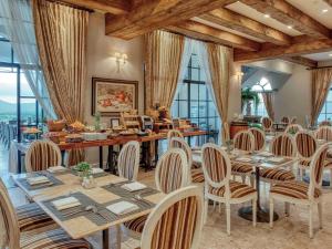 Posezení v ubytování Mövenpick Resort Khao Yai