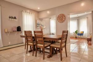 Posezení v ubytování Cozy apartment 1st 10min Walk Downtown and City View + 23 fotografií