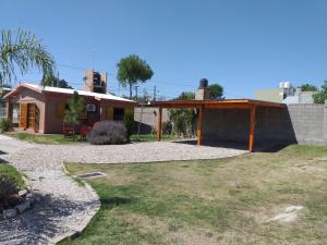 una casa con un pabellón en un patio en Cholito 2 en Alta Gracia