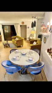 Ruang duduk di Private Villa