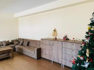 una sala de estar con un árbol de Navidad y un sofá en House Near Forest, en Bakuriani