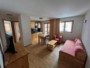 ein Wohnzimmer mit einem Sofa und einem Tisch in der Unterkunft Pracondu OUTDOOR & FUN appartement 2 chambres avec Balcon in Nendaz