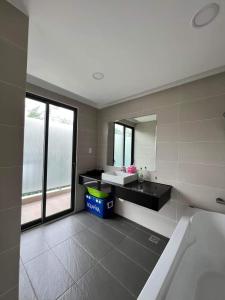Căn hộ Aria Resort Vũng Tàu 3 Phòng ngủ في Xã Thắng Nhứt: حمام مع حوض استحمام ومغسلة ومرآة