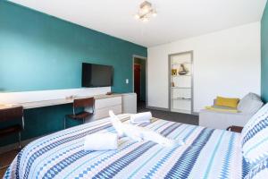 1 dormitorio con 1 cama con pared azul en La chambre des secrets / parking / wifi, en Toulouse