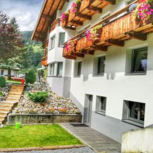 a building with flowers on the side of it at Stöcklhof in Pettneu am Arlberg