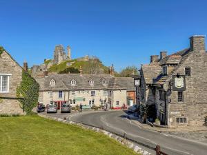 uma rua numa cidade velha com um castelo em Lodge 7 em Wareham