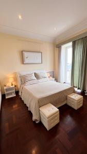 um quarto com uma cama grande e 2 repousa-pés em Calabritto Suite em Nápoles