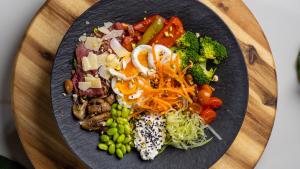 un plato de comida con verduras en una mesa en TownHouse Tbilisi Boutique Hotel en Tiflis