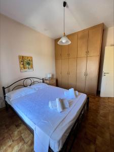 A bed or beds in a room at Ria Apartments