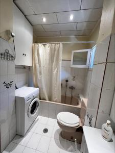 A bathroom at Ria Apartments