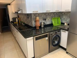 Il comprend une cuisine équipée d'un lave-linge et d'un sèche-linge. dans l'établissement Petite Villa de 160m2 à Mohammedia, à Mohammedia