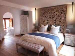 sypialnia z dużym łóżkiem z dużym zagłówkiem w obiekcie El Violin Experiencia Adults only w mieście Melegis