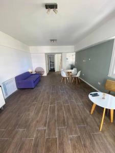 a living room with a blue couch and a table at Departamento 3 ambientes vista al mar en Playa Grande con cochera cubierta in Mar del Plata