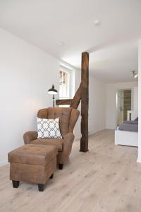 a living room with a couch and a chair at Gästehaus Hegerweg 2, Calden in Calden