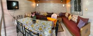 sala de estar con sofá y mesa en Petite Villa de 160m2 à Mohammedia, en Mohammedia