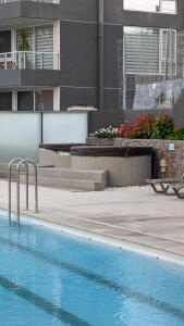 a swimming pool on the side of a building at Concón, Edificio Vista Higuerillas, Costa de Montemar, A PASOS DE LA PLAYA in Concón