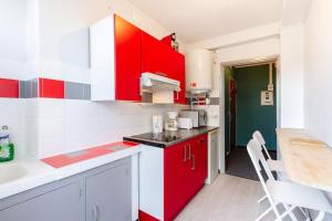 Kuchyňa alebo kuchynka v ubytovaní double appartement, saint michel, parking, wifi