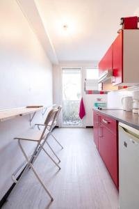Kuchyňa alebo kuchynka v ubytovaní double appartement, saint michel, parking, wifi