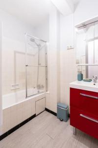 Kúpeľňa v ubytovaní double appartement, saint michel, parking, wifi