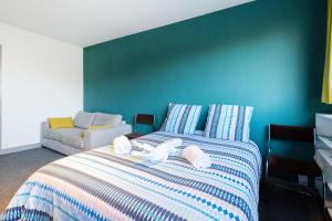 Posteľ alebo postele v izbe v ubytovaní double appartement, saint michel, parking, wifi