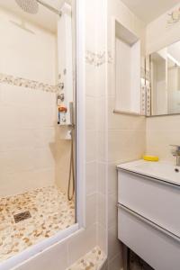 Kúpeľňa v ubytovaní double appartement, saint michel, parking, wifi