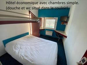 Cette chambre comprend un lit et un bureau. dans l'établissement Class'Eco Chambly, à Chambly