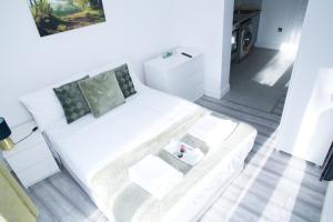 Llit o llits en una habitació de Stunning 1-Bed Apartment in Harrow with parking