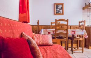 una persona seduta su un divano in soggiorno di appartement charmille a Saint-Martin-de-Belleville
